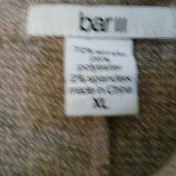 LIKE NEW NEVER WORN  SWEATER - Picture 4 of 6